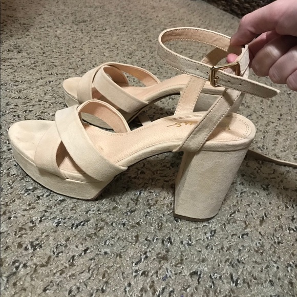 Beige heels size 8 1/2 - Picture 1 of 2